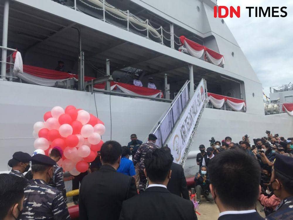 Kepala Staf Angkatan Laut (Kasal) Laksamana TNI Yudo Margono meresmikan Kapal Perang Republik Indonesia (KRI) jenis angkut tank, KRI Teluk Palu-523. (IDN Times/Tama Yudha Wiguna)