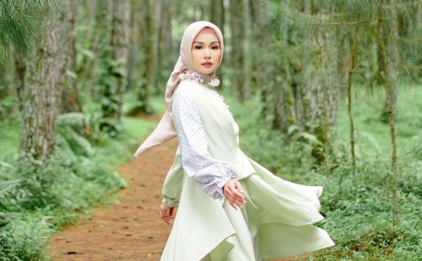 9 Potret Terkini Soraya Larasati, Mualaf yang Kini Mantap Berhijab
