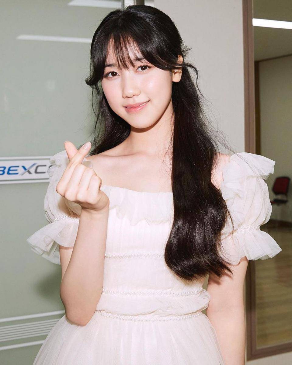 Lee Re (instagram.com/cjes.tagram)