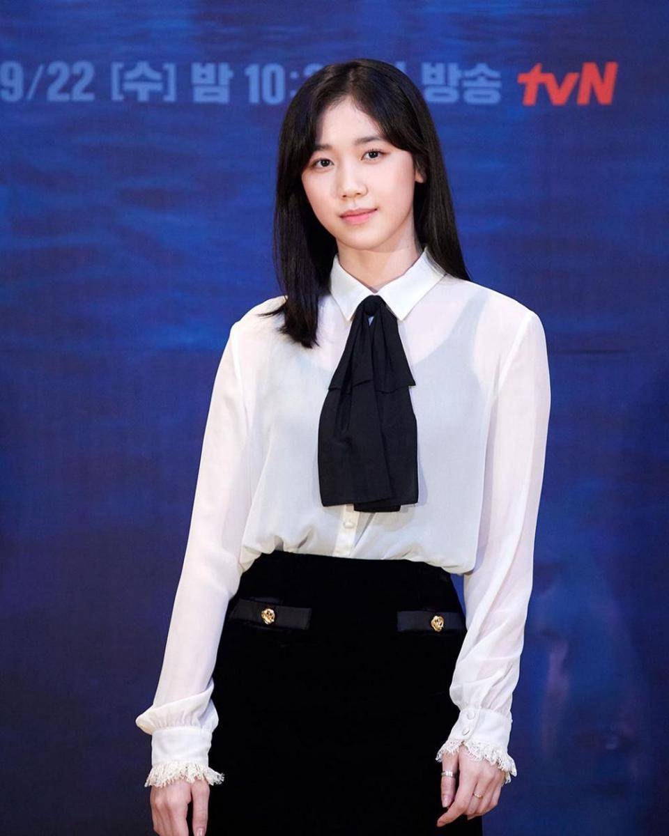 Lee Re (instagram.com/cjes.tagram)