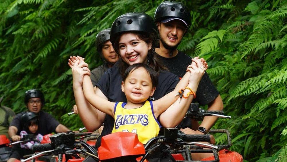 Menjadi Orangtua, 10 Potret Mantan Artis Cilik Saat Momong Anaknya