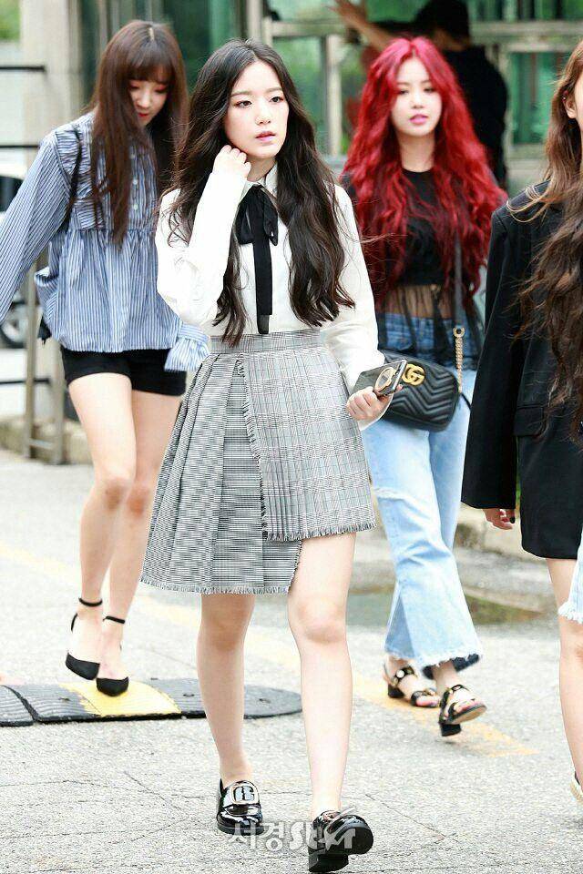 outfit girly Shuhua (G)I-DLE (twitter.com/karinaa00480465)