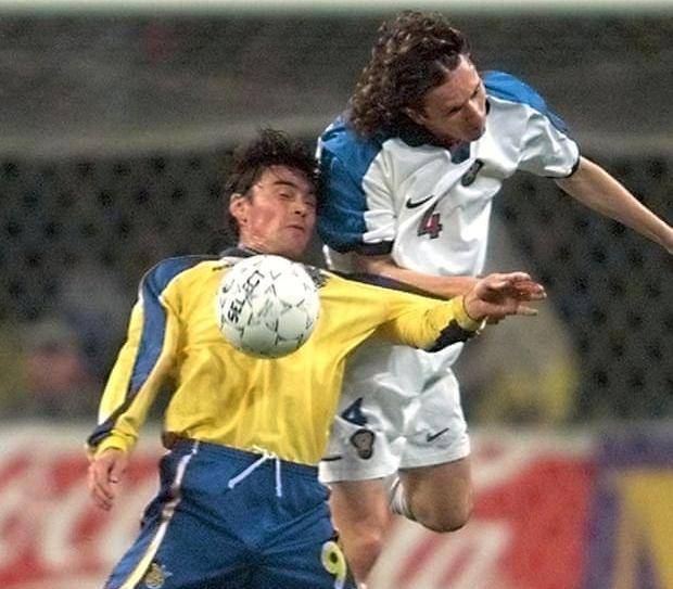 Pertandingan Ukraina vs Rusia pada tahun 1999 yang berakhir 1-1 (Yuri Kadobnov/EPA via The Guardian)