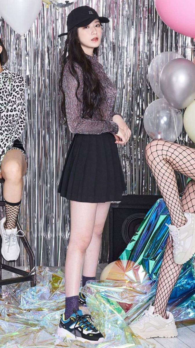 outfit girly Shuhua (G)I-DLE (twitter.com/karinaa00480465)