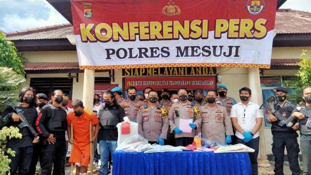 Kapolres Mesuji, AKBP Yuli Haryudo (tengah) menggelar konferensi pers penangkapan perampok pengelola kelapa sawit, Selasa (8/3/2022). (Dok. Polres Mesuji).