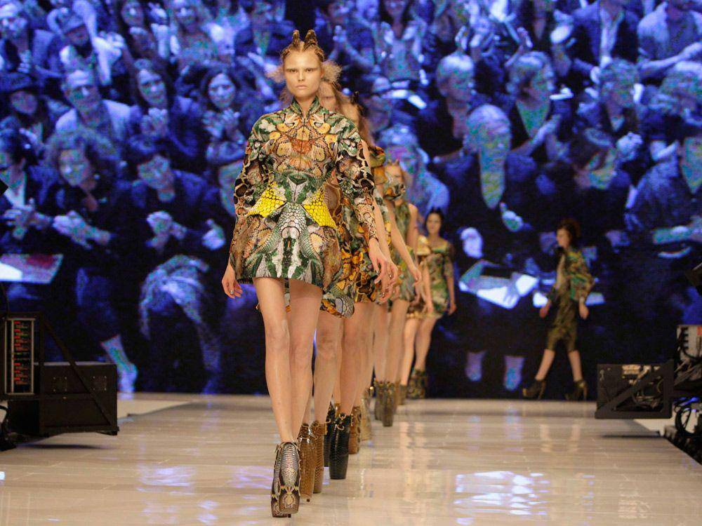 Para model memeragakan karya Lee Alexander McQueen (marieclaire.co.uk)