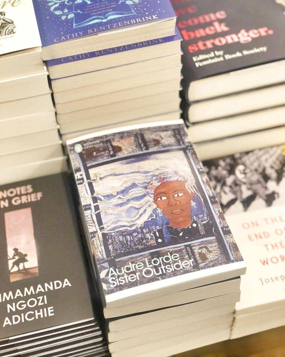 buku Sister Outsider oleh Audre Lorde (instagram.com/bookreviewgenie)
