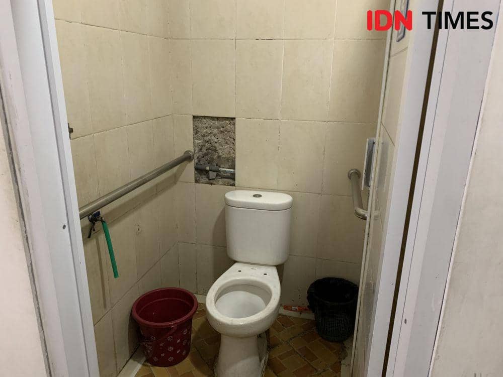 Toilet disabilitas di Kantor Pelayanan Pemkot Balam masih bergabung dengan toilet biasa. (IDN Times/Rohmah Mustaurida).