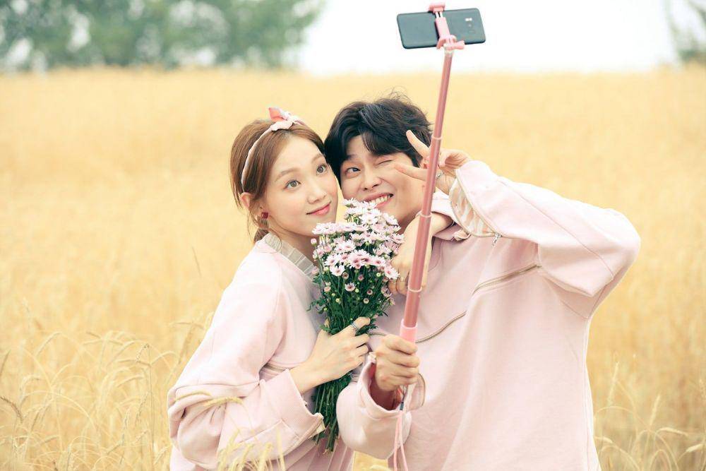 Yoon Kyun Sang dan Lee Sung Kyung di While You Were Sleeping (dok. VIU/While You Were Sleeping)