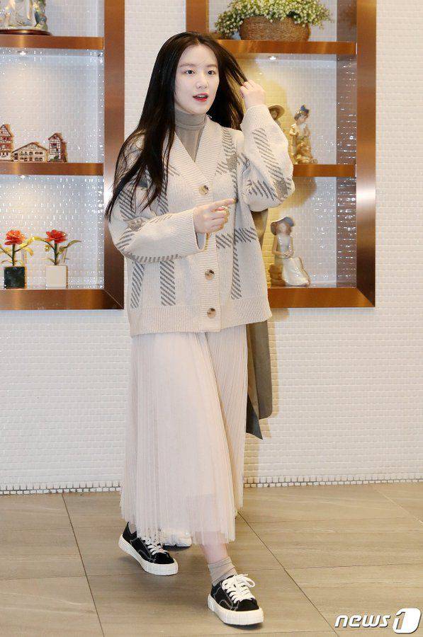 outfit girly Shuhua (G)I-DLE (twitter.com/karinaa00480465)