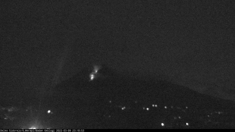 [BREAKING] Merapi Luncurkan Awan Panas Rabu Malam, Timbulkan Hujan Abu
