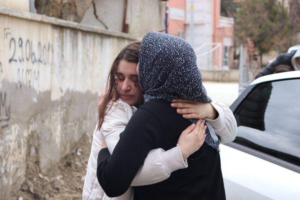 Buse Develi tiba di negara asalnya, Turki, setelah berupaya melarikan diri dari Kharkiev di tengah konflik Ukraina. (Twitter/Kemal Sancaktar)