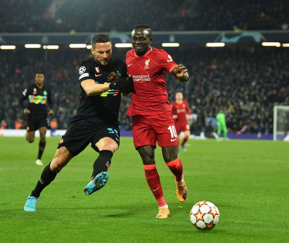Aksi Milan Skriniar dan Sadio Mane dalam pertandingan Liverpool melawan Inter Milan di Liga Champions. (twitter.com/LFC)