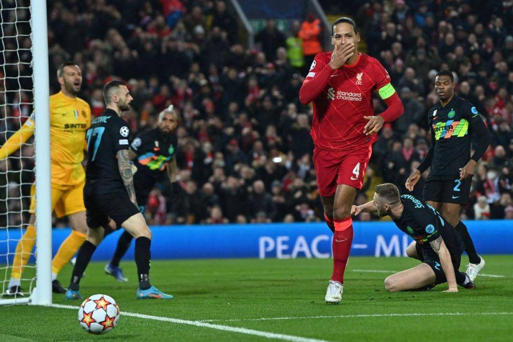Virgil van Dijk (ketiga kanan), menyesali peluang yang tercipta utuk Liverpool tak bsia jadi gol, tapi apapun hasilnya The Reds tetap lolos ke babak perempat final Liga Champions 2021/22. (Twitter/@ChampionsLeague)