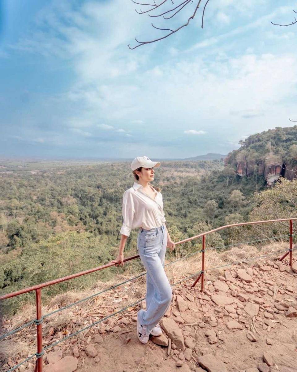 loose pants ala Preaw Tussaneeya (instagram.com/preawwnp)