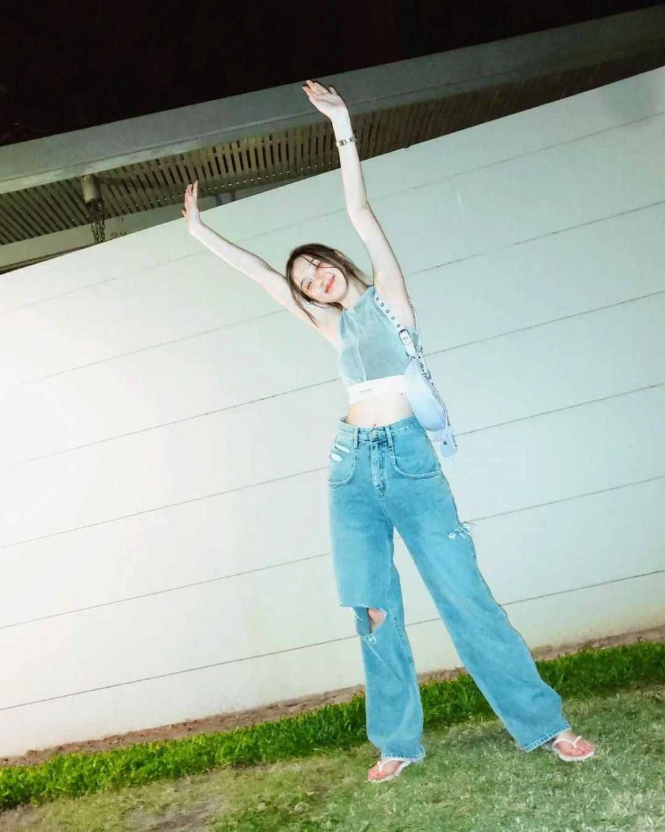 loose pants ala Thanaerng (instagram.com/thanaerngnin)