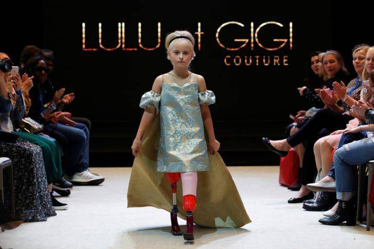 Model Daisy May Demetre memeragakan koleksi dari Lulu et Gigi Couture (edition.cnn.com)