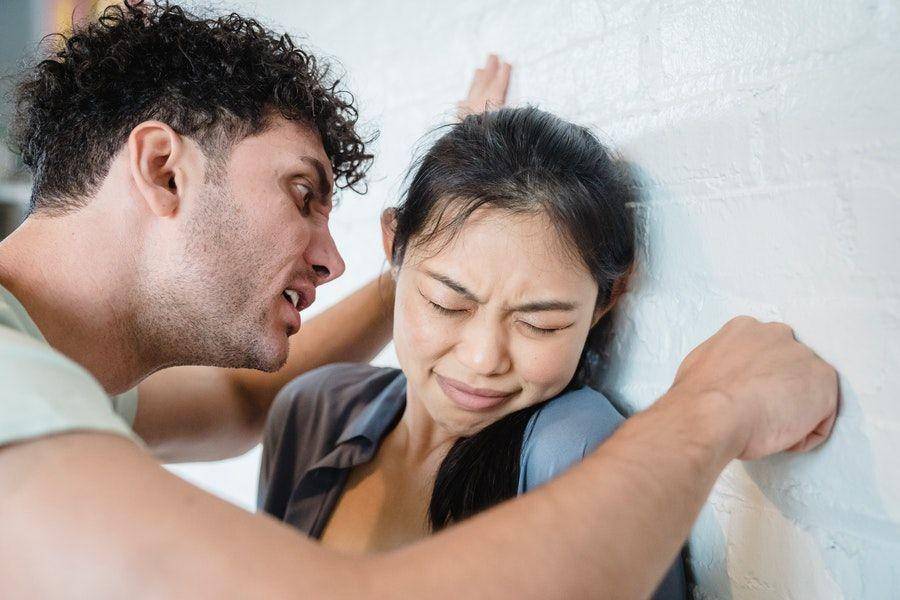 Ilustrasi laki-laki memarahi perempuan (pexels.com/Timur Weber)