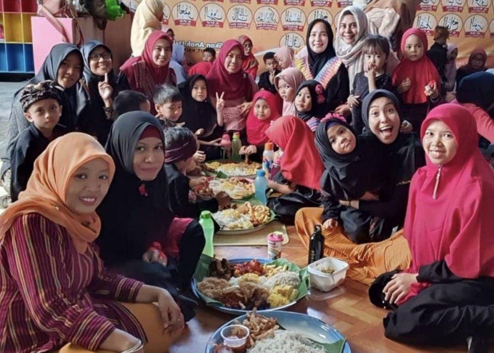 Makan bersama/begibung ala masyarakat suku Sasak di Lombok. (Dok. Istimewa)