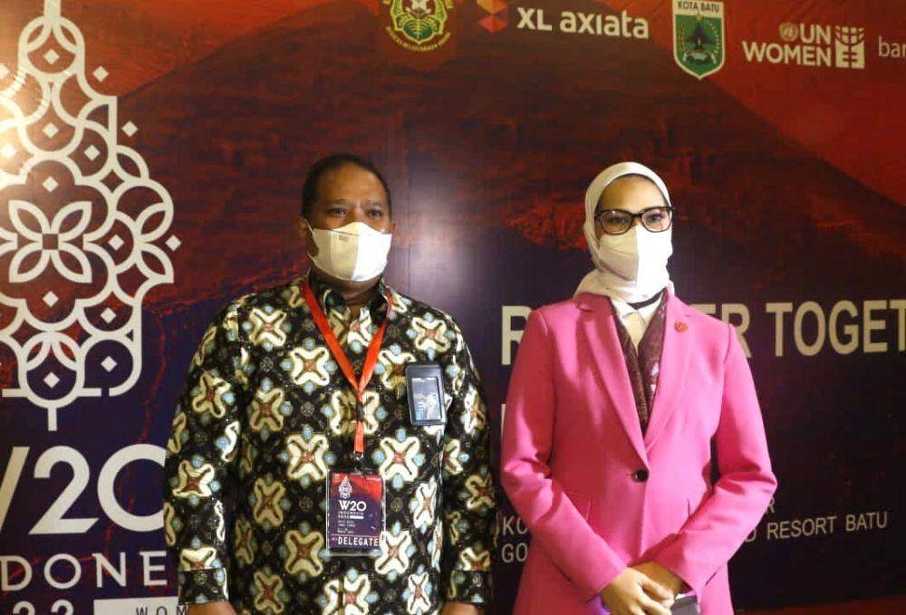Direktur Kelembagaan dan Perencanaan PT PNM, Sunar Basuki, bersama Ketua Komisi Nasional Disabilitas, Dante Rigmalia, saat perjanjian kerja sama terkait dengan pemberdayaan dan pengembangan ekonomi inklusif bagi komunitas penyandang disabilitas. (Dok. PNM)