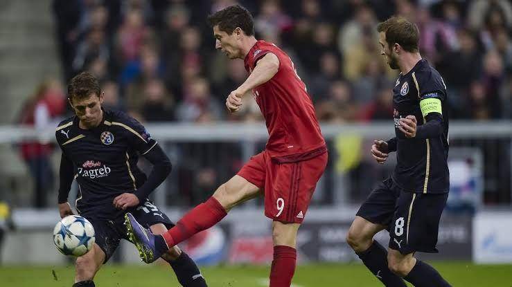 Robert Lewandowski dalam laga kontra Dinamo Zagreb. (uefa.com)