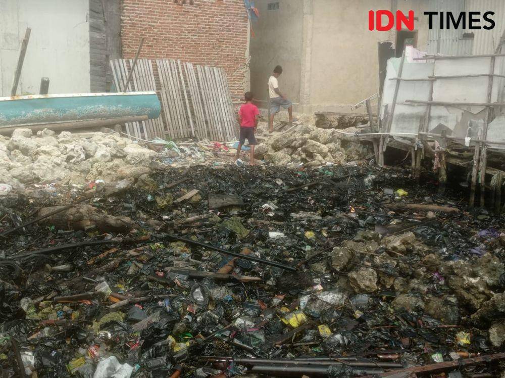 Pencemaran limbah di kawasan Pantai Provinsi Lampung kembali terjadi, kali ini material berwarna hitam pekat bak menyerupai oli diduga limbah mencemari. (IDN Times/Tama Yudha Wiguna)
