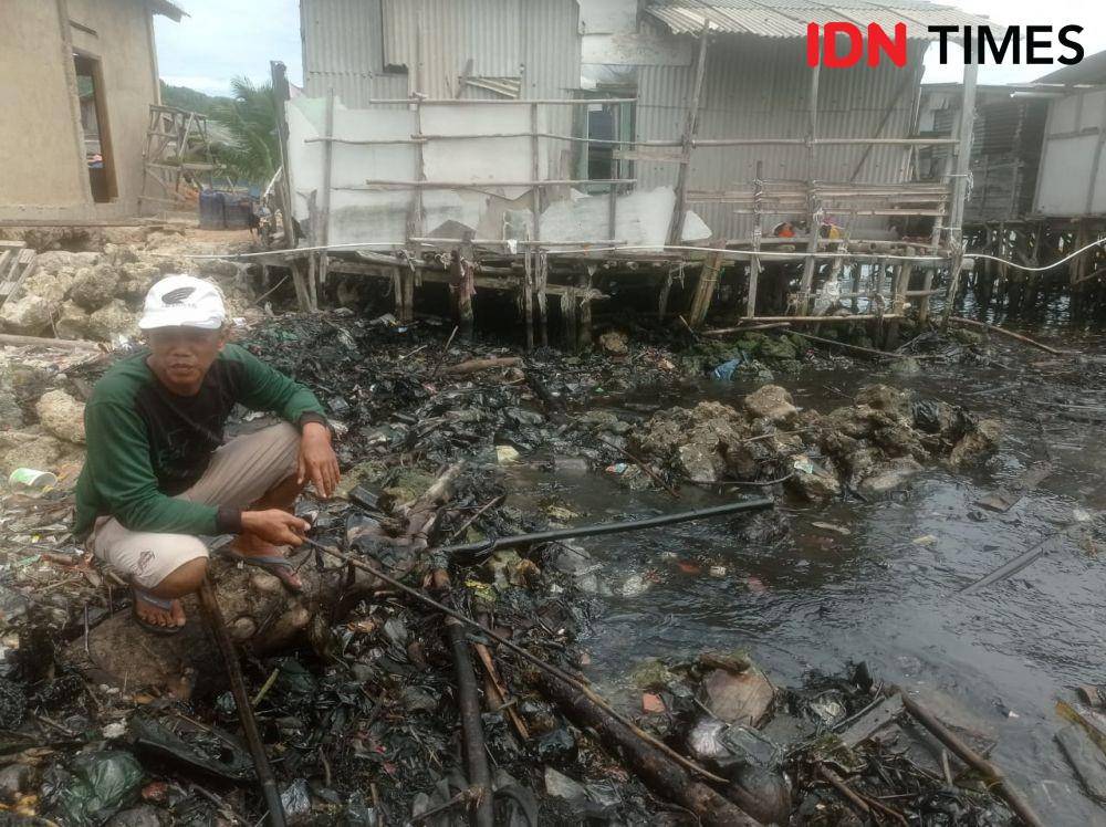 Pencemaran limbah di kawasan Pantai Provinsi Lampung kembali terjadi, kali ini material berwarna hitam pekat bak menyerupai oli diduga limbah mencemari. (IDN Times/Tama Yudha Wiguna)