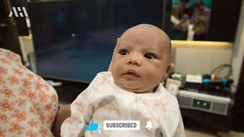momen sedih Atta mencukur rambut baby Ameena (youtube.com/AH)