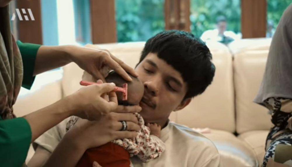 momen sedih Atta mencukur rambut baby Ameena (youtube.com/AH)