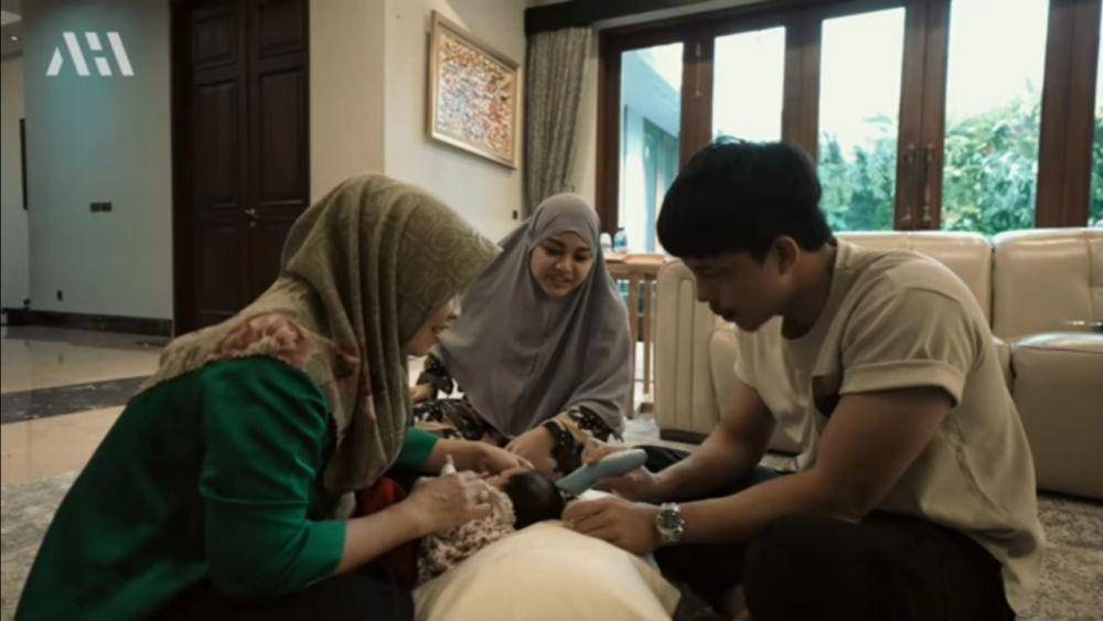 momen sedih Atta mencukur rambut baby Ameena (youtube.com/AH)