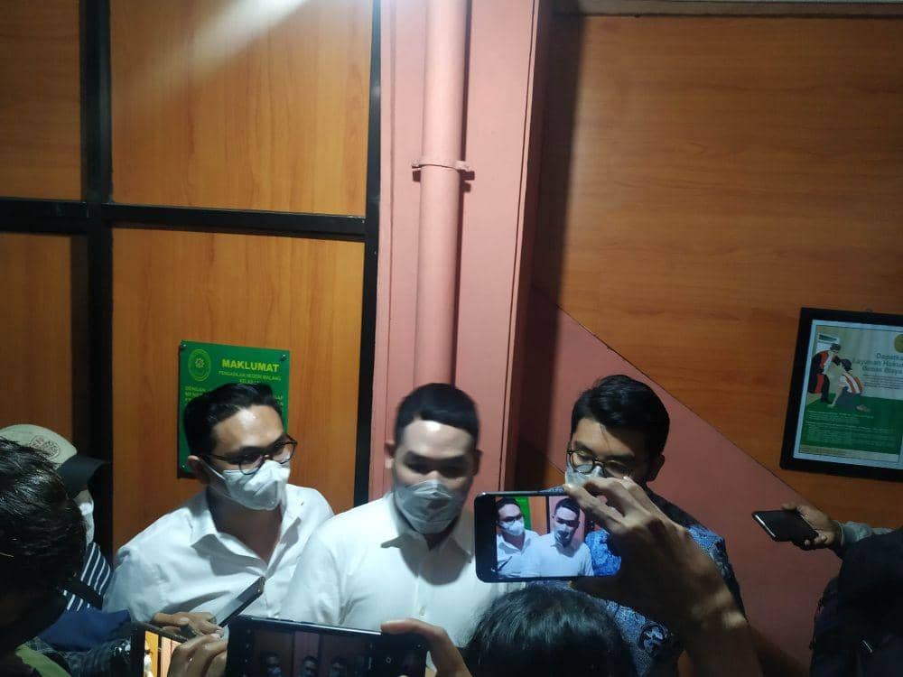 Tim kuasa hukum JE saat memberi keterangan usai sidang di PN Malang. IDN Times/Alfi Ramadana