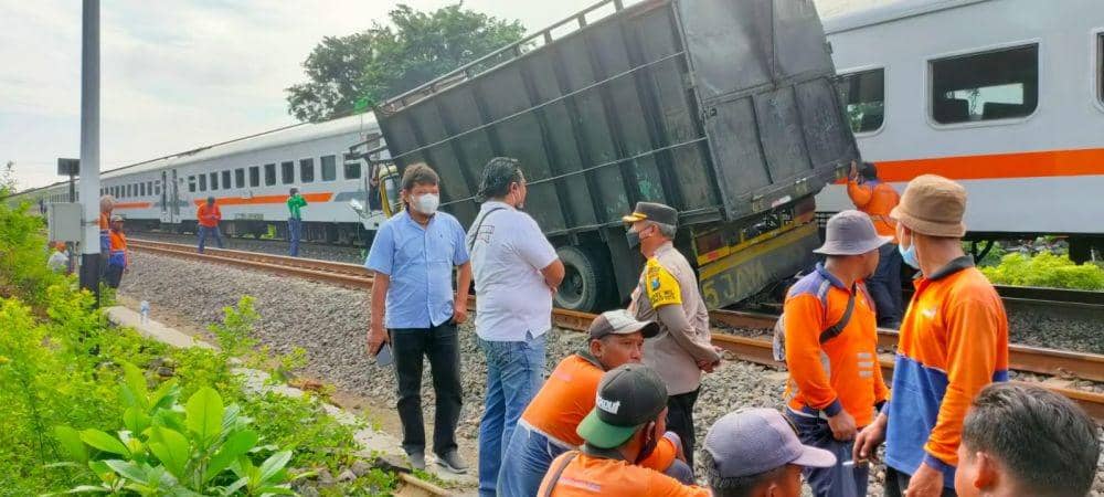 Telat Menutup Palang Pintu, Truk Tersambar KA di Lamongan
