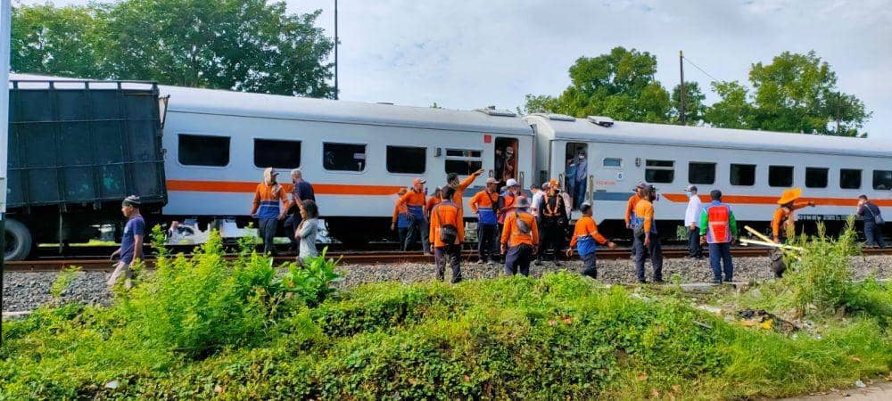 Sebuah truk tertabrak kereta api di lintasan palang pintu di Kabupaten Lamongan. IDN Times/Imron