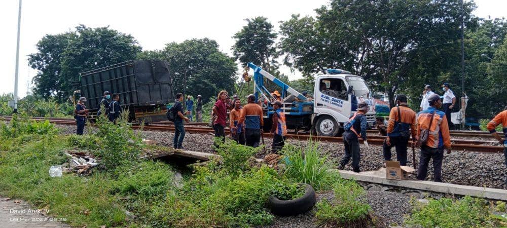 Sebuah truk tertabrak kereta api di lintasan palang pintu di Kabupaten Lamongan. Dok Istimewa