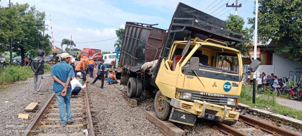 Sebuah truk tertabrak kereta api di lintasan palang pintu di Kabupaten Lamongan. Dok Istimewa