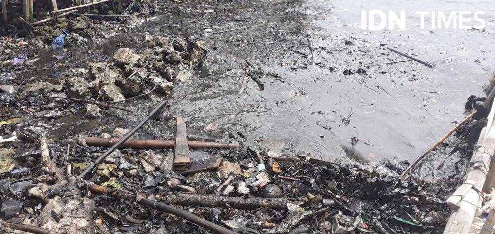 Pencemaran limbah di kawasan Pantai Provinsi Lampung kembali terjadi, kali ini material berwarna hitam pekat bak menyerupai oli diduga limbah mencemari. (IDN Times/Tama Yudha Wiguna)