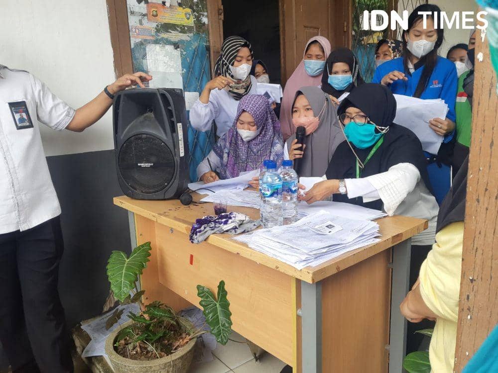 Palembang Atur Skema Celup Tinta Awasi Distribusi Minyak Goreng (IDN Times/Feny Maulia Agustin)