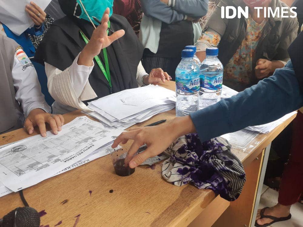 Palembang Terapkan Celup Tinta Saat Pasar Murah Minyak Goreng