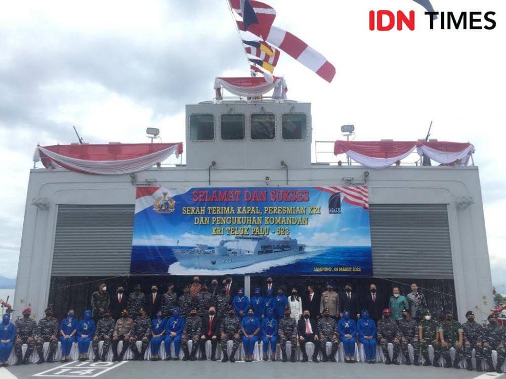 Kepala Staf Angkatan Laut (Ksal) Laksamana TNI Yudo Margono meresmikan Kapal Perang Republik Indonesia (KRI) jenis angkut tank, KRI Teluk Palu-523. (IDN Times/Tama Yudha Wiguna)