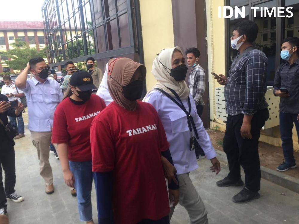 Ditreskrimum Polda Lampung menetapkan 2 tersangka dalam tindak pindana perdagangan orang (TPPO) melibatkan 9 orang calon PMI asal Lampung. (IDN Times/Tama Yudha Wiguna)