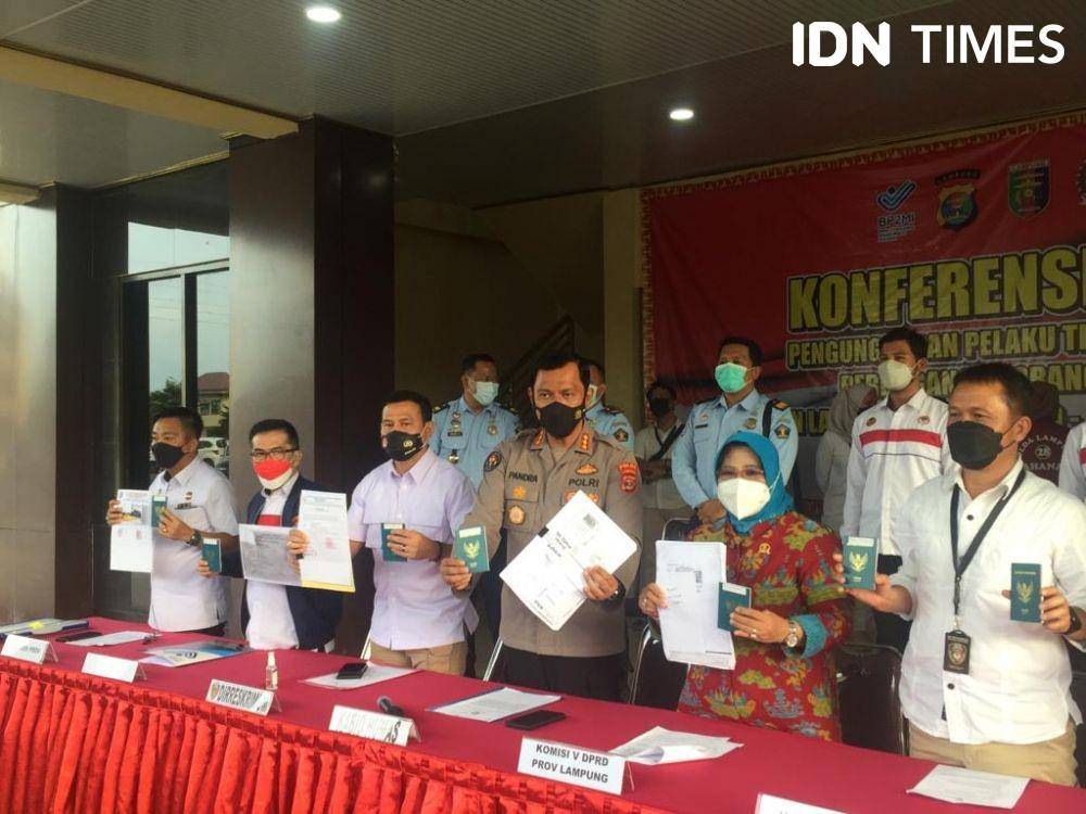 Ditreskrimum Polda Lampung menetapkan 2 tersangka dalam tindak pindana perdagangan orang (TPPO) melibatkan 9 orang calon PMI asal Lampung. (IDN Times/Tama Yudha Wiguna)