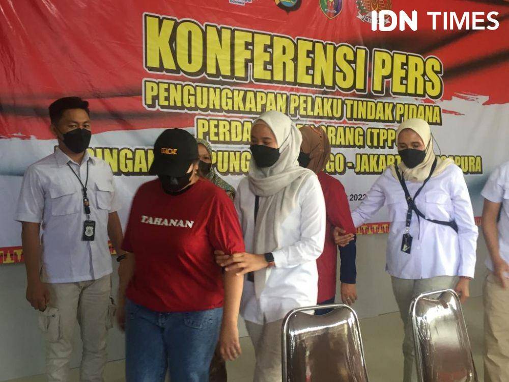 Ditreskrimum Polda Lampung menetapkan 2 tersangka dalam tindak pindana perdagangan orang (TPPO) melibatkan 9 orang calon PMI asal Lampung. (IDN Times/Tama Yudha Wiguna)