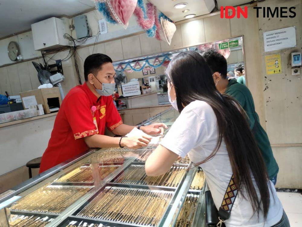 Suasana toko emas Bokor Mas di Jalan Tambak Rejo Surabaya, Rabu (3/9/2022). (IDN Times/Khusnul Hasana).