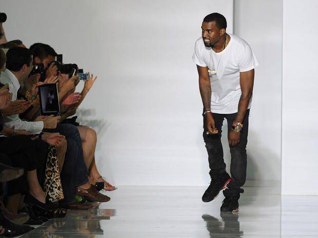 Kanye West di pagelaran Paris Fashion Week 2012 (cbsnews.com)