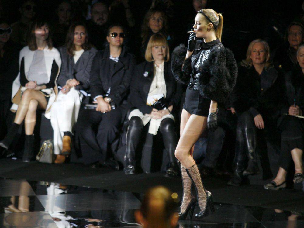 Supermodel Kate Moss merokok di saat memeragakan koleksi Louis Vuitton (marieclaire.co.uk)