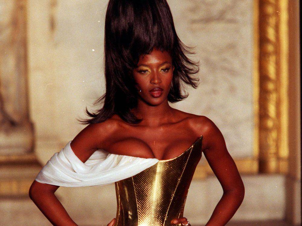 Model Naomi Campbell memeragakan karya Lee Alexander McQueen (marieclaire.co.uk)