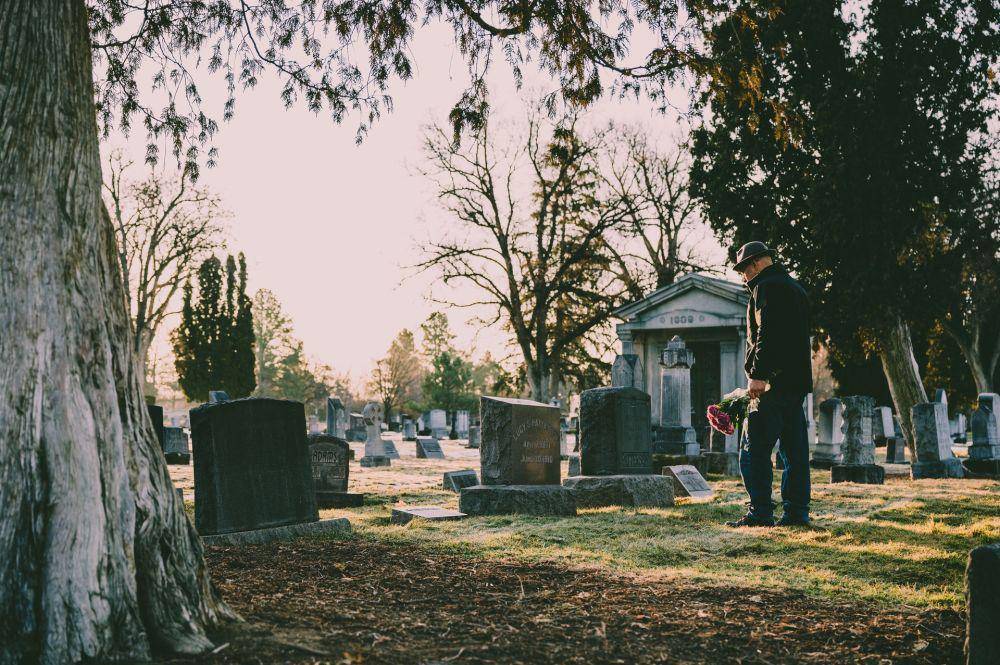 ilustrasi pria yang mengunjungi makam orang terkasihnya (Pexels.com/Brett Sayles)