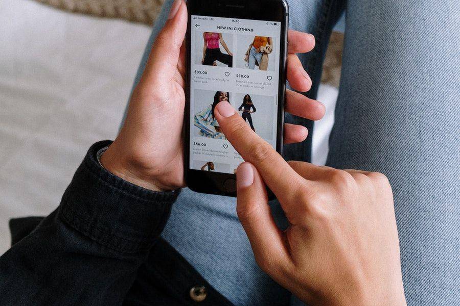ilustrasi seseorang belanja online (pexels.com/cottonbro)