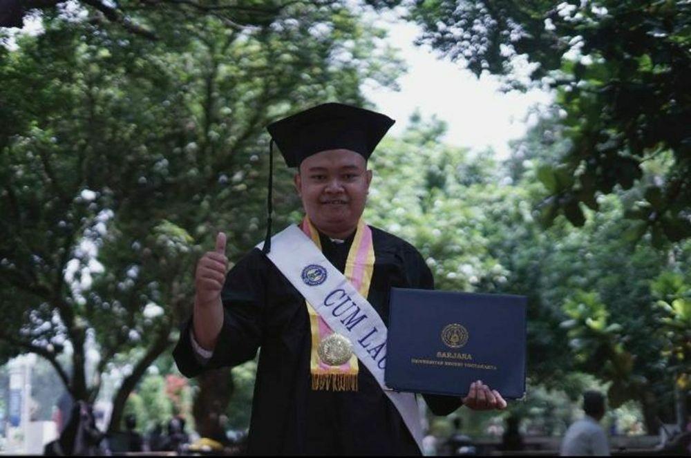 Kisah Haru Perjuangan Anak Buruh Jadi Lulusan Terbaik UNY IPK 3,96
