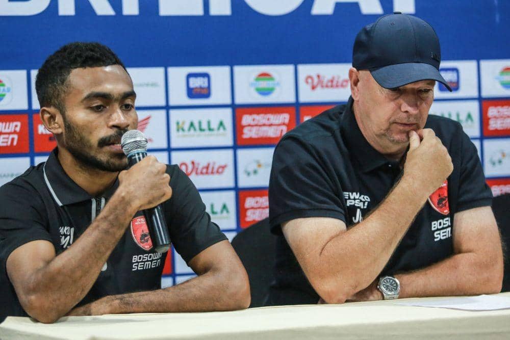 Winger PSM Makassar Yance Sayuri (kiri) dan pelatih kepala Joop Gall (kanan) dalam sesi jumpa pers virtual pra-pertandingan pekan ke-30 BRI Liga 1 2021/22, Rabu 9 Maret 2022. (Dok. MO PSM Makassar)